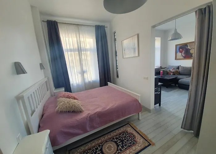 Apartman With Stained Glass *