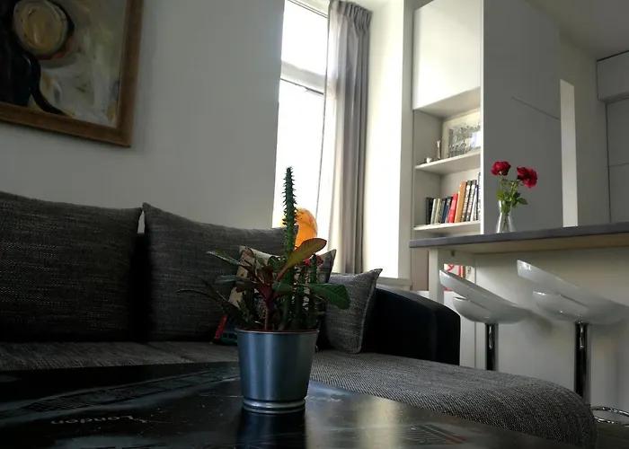 Apartman With Stained Glass *