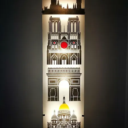 With Stained Glass דירה *