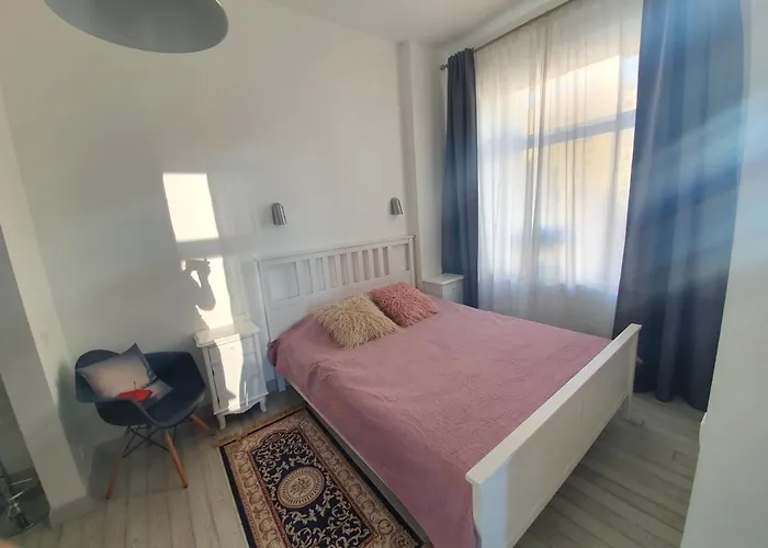 With Stained Glass וילנה